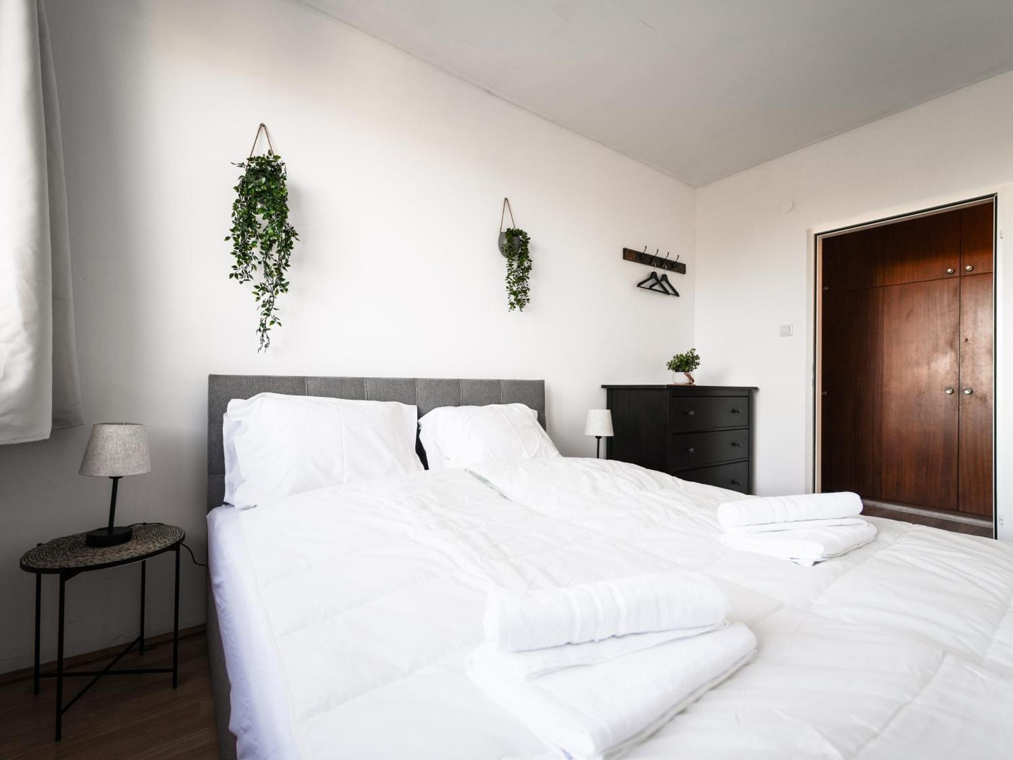 Spacious Apartments With View & Free Parking Винер Нойщат Екстериор снимка